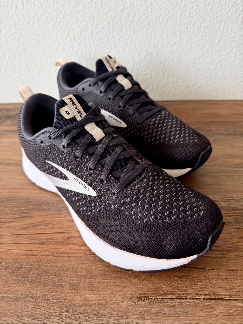 Brooks Women's Revel 4 Knit Mesh in Classic Black/White (8-B) Excellent/Like New